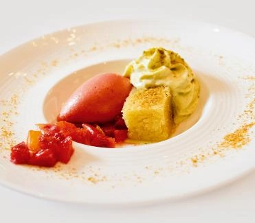 Pistazienschaum-Blutorangen-Sorbet-Olivenoel-Biskuit.jpg